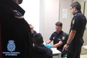 Reseña de inmigrantes sospechosos de colaboración con tráfico de personas en Almería.