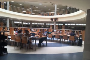 Biblioteca Nicolás Salmerón de la UAL durante una mañana de estudio.