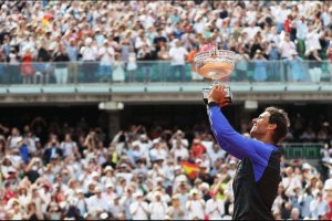 Nadal levanta el trofeo al mundo.