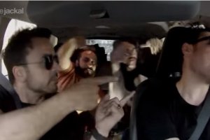 Luis Fonsi canta con el trío cómico italiano. Youtube