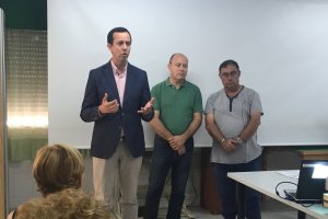 El delegado de Igualdad, Salud y Políticas Sociales presenta el taller.