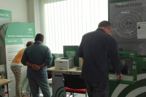 Usuarios de una Oficina del SAE utilizando el Punto de Empleo y la zona TIC.