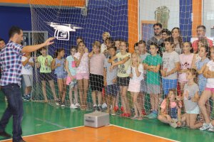 Alumnos de centros educativos huercalenses observando ayer el vuelo de un dron.