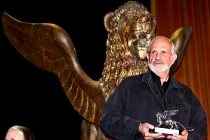 Brian De Palma con el León de Plata a la mejor dirección que ganó en Venecia en 2007 por Redacted.