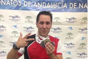 Javi Bas feliz con sus medallas.
