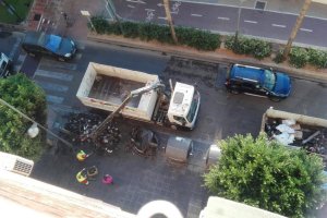 Imagen desde arriba de los contenedores quemados.