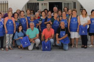 Foto de familia de los concejales con "abuelas" cocineras.