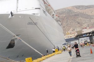 Un crucero atracado en el puerto de Almería