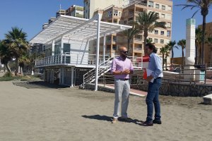 Junto a la torre de salvamento Valentín Sola y Rafael Burgos.