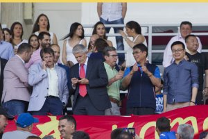 Genbao en el palco del Artés Carrasco.