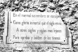 Lápida original del monumento a los Coloraos de 1868.