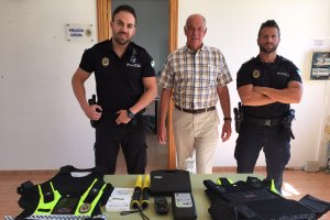 Agentes de la Policía Local con el concejal de Seguridad y el nuevo equipamiento.