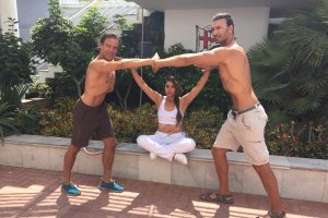 En la foto, Piti Pinsach (con pantalón negro) haciendo ejercicios hipopresivos con la fisioterapeuta mexicana Paulina Báez y el profesor de Low Press