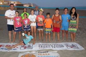 Juanjo Segura con los talentos del tenis playa.