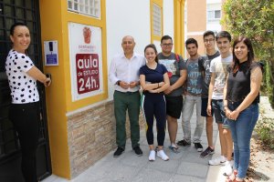 El alcalde de Huércal-Overa y la edil de Educación con estudiantes.