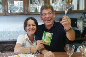 Los responsables del Bar Los Pastores mostrando el pasaporte.