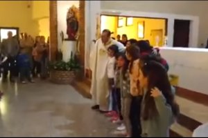 El párraco junto con lo feligreses cantando esta versión.