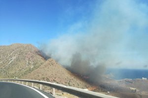 El humo se puede ver desde la carretera del Faro de Cabo. Imagen por cortesía de Almería Postureo.