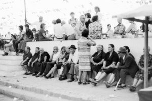 Imagen de jóvenes y mayores charlando junto a la vieja paleta de la Plaza  de Mojácar, en uno de sus días de feria. Foto de Federico Moldenhauer.
