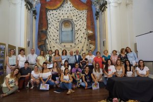 Foto de familia de los mayores y jóvenes participantes en Mirando Atrás.