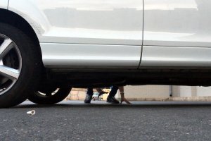 Los ladrones buscan los catalizadores en los bajos de los coches, entre el motor y el tubo de escape.