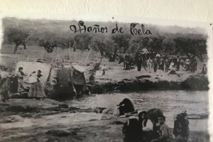 Imágenes de la Balsa de Cela correspondientes al pasado siglo y faclitadas por el ayuntamiento y del aspecto actual de la fuente, a la que siguen acu