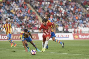 Pozo con la pelota en el encuentro ante el Levante.