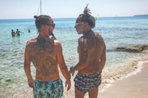 Borja Fernández (izquierda) con un amigo en Formentera.