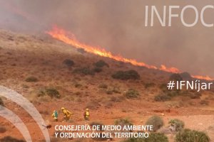 Imagen de algunos miembros del INFOCA frente a las llamas al inicio del incendio en Cala Rajá.