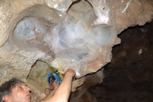 El director del proyecto mostrando el lapis.