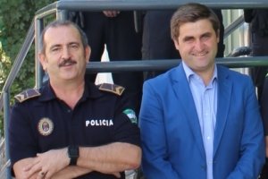 Rodríguez junto a miembros de la Policía Local.