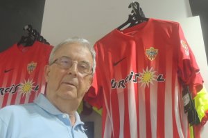 Guillermo Blanes en su tienda de Obispo Orberá.