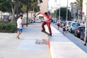 Jóvenes practicando skate en el parque que llevará el nombre de Ignacio Echeverría.