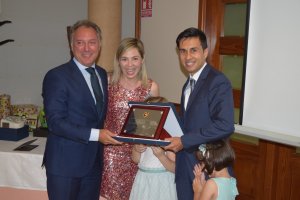 Canelo recibe una placa de Medina Cantalejo, del Comité Técnico.