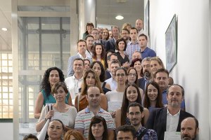 Los galardonados en el acto organizado por Fraternidad Muprespa posan con su diploma acreditativo, que las acredita como entidades con cero accidente