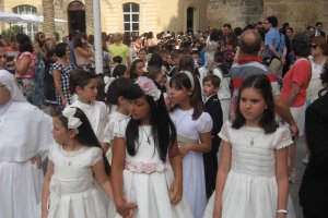 De Primera Comunión, iban más de un centenar de niños.