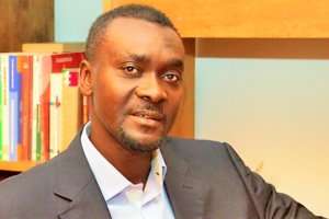 Sarr Usman firma El viaje de Saly.