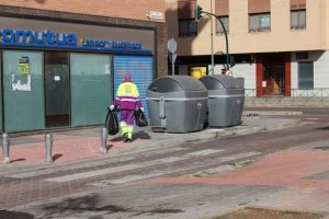 Imagen de archivo de un trabajador tirando la basura
