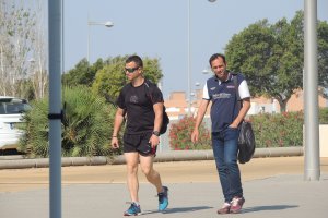 Fran Fernández (derecha), llegando al Estadio Mediterráneo.