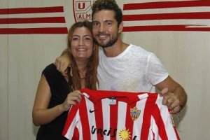 Lorena García con David Bisbal en el club del Almería.