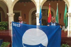 El concejal de Playas y el alcalde con la nueva bandera.