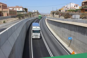 Camión cargado de yeso en el acceso subterráneo al puerto de Garrucha.