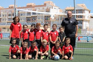 Los pequeños con el maestro José María López.