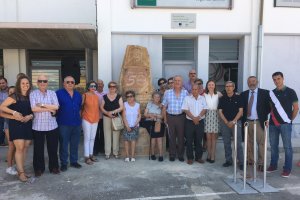 Antiguos maestros y docentes que ejercen actualmente en el colegio con autoridades tras destapar el monolito (izquierda).