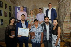 Rafael Morales, El Taranto; Cristina Heeren, presidenta de la Fundación;?Carlos Sánchez, concejal; y Agustín Rojas, gerente de Acciona; con los canta