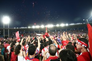 Los aficionados mantean a Corona.