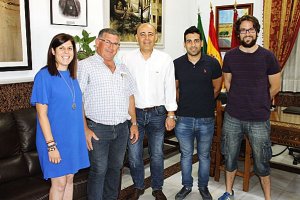 El alcalde y la concejala con dos de los jóvenes contratados y el responsable de la empresa.