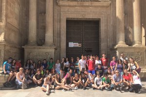 Foto de familia de los alumnos y profesores del IES Nicolás Salmerón a las puertas de la Catedral.