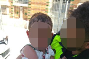 La niña tras ser rescatada por la Policía Local