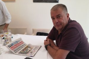 Oscar Chopera, con un ejemplar de LA VOZ antes de la entrevista (Foto: Jorge Ponce)